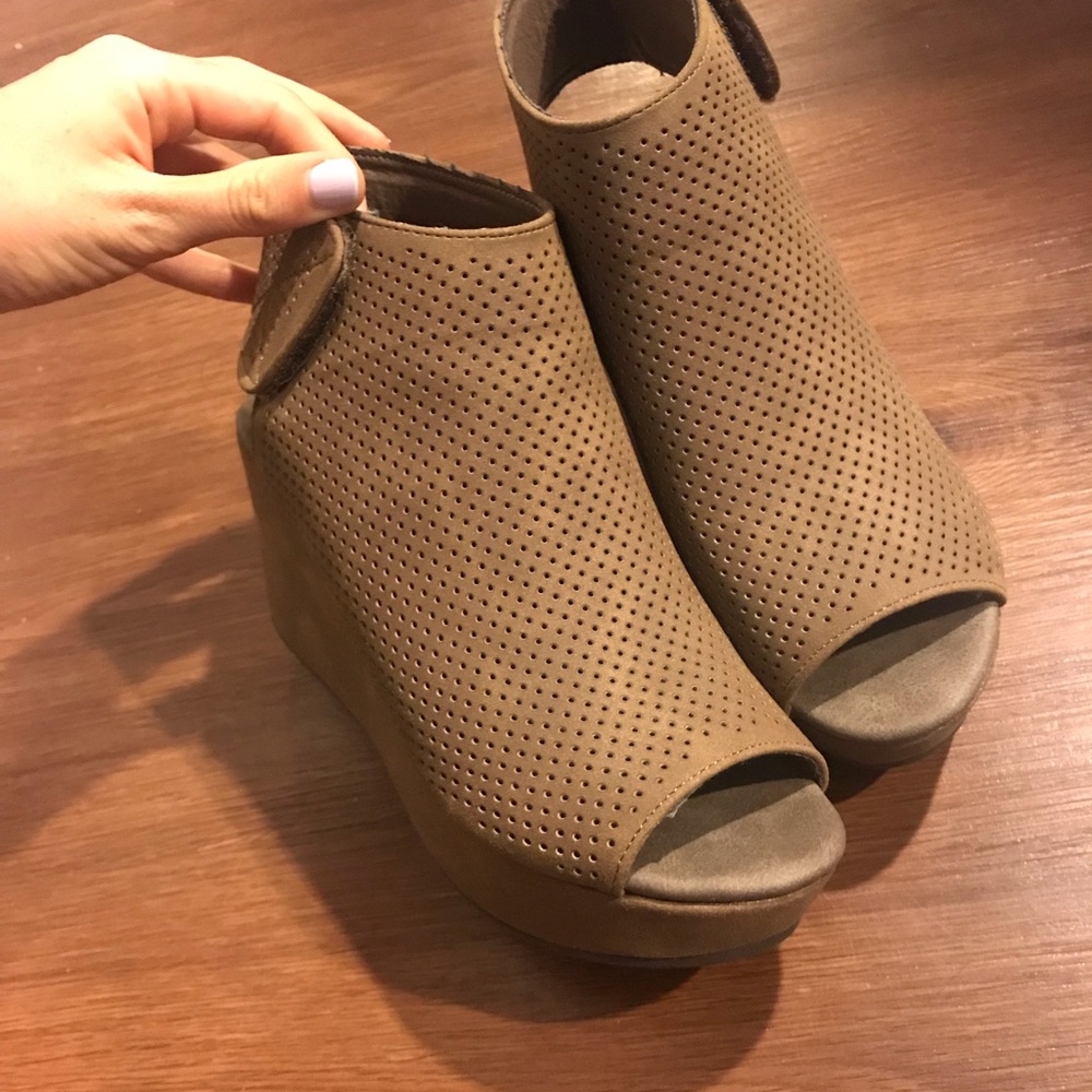 *Brand new* Pierre dumas wedges